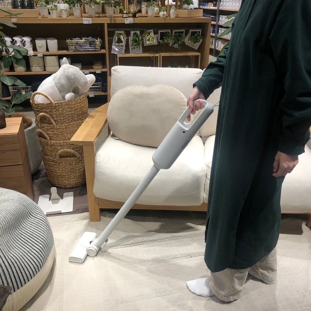 無印良品　ホワイト スティッククリーナー 充電器・スタンド付き コード式 スティッククリーナー | 無印良品
